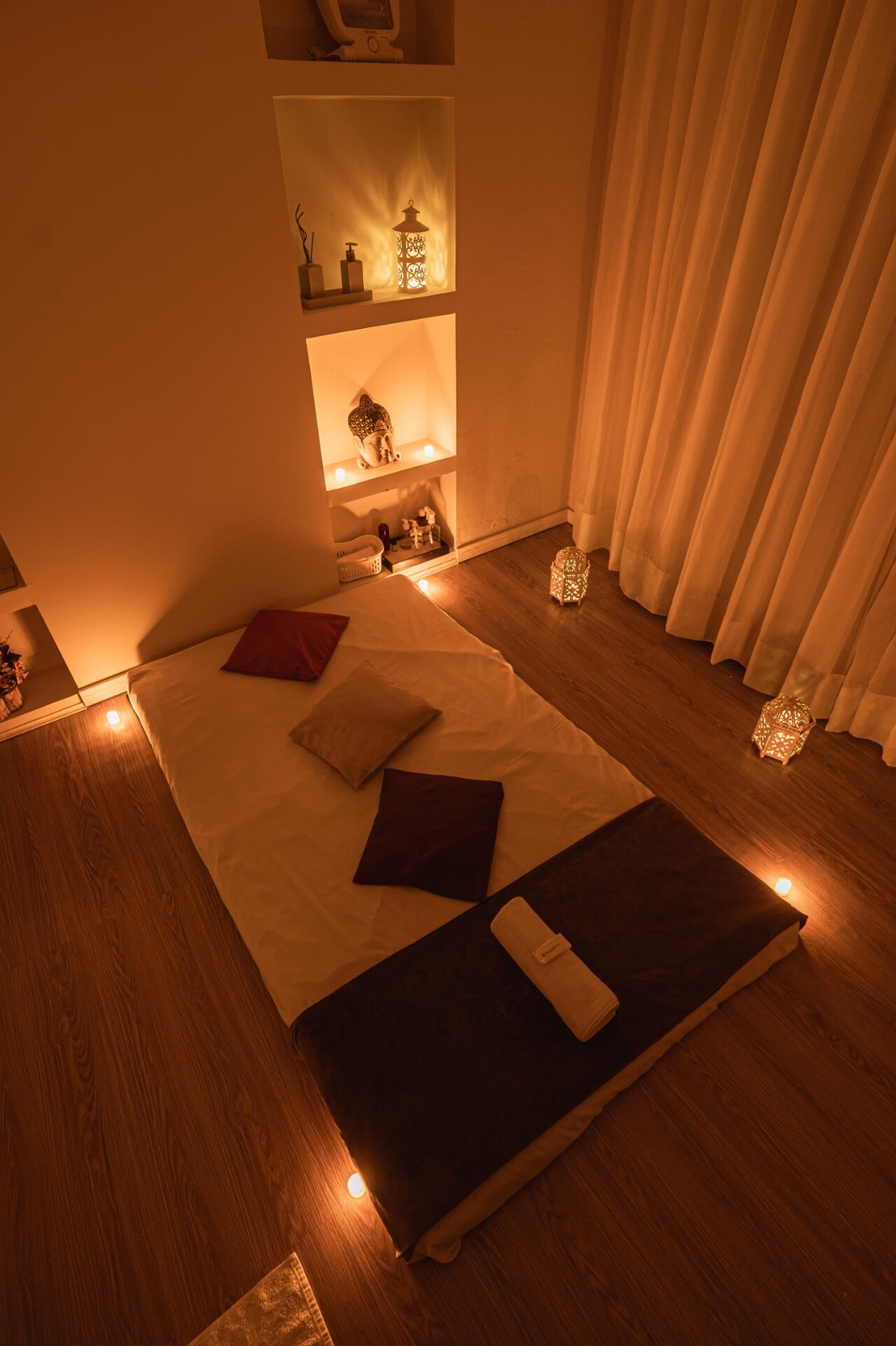 Sala 4 do Spa Homem com futon e ducha privativa